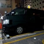 露出AV動画作品　完全街中露出  人通り横  着衣立ちバック中出し  横を人が行き交う中ジーンズ穴あけ挿入