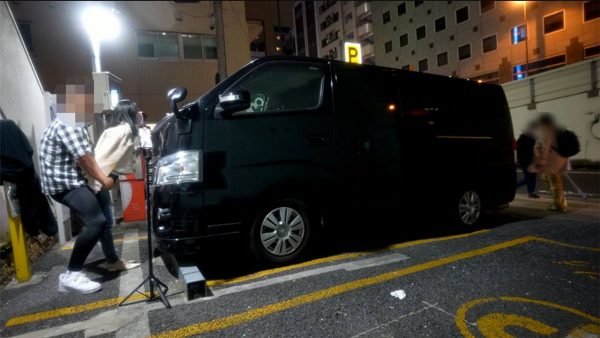 露出AV動画作品　完全街中露出  人通り横  着衣立ちバック中出し  横を人が行き交う中ジーンズ穴あけ挿入